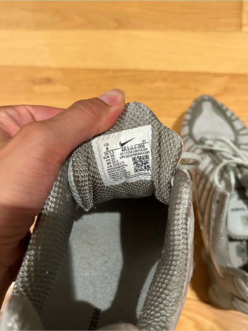 Nike Shox Men's Athletic Shoes - Gray and White